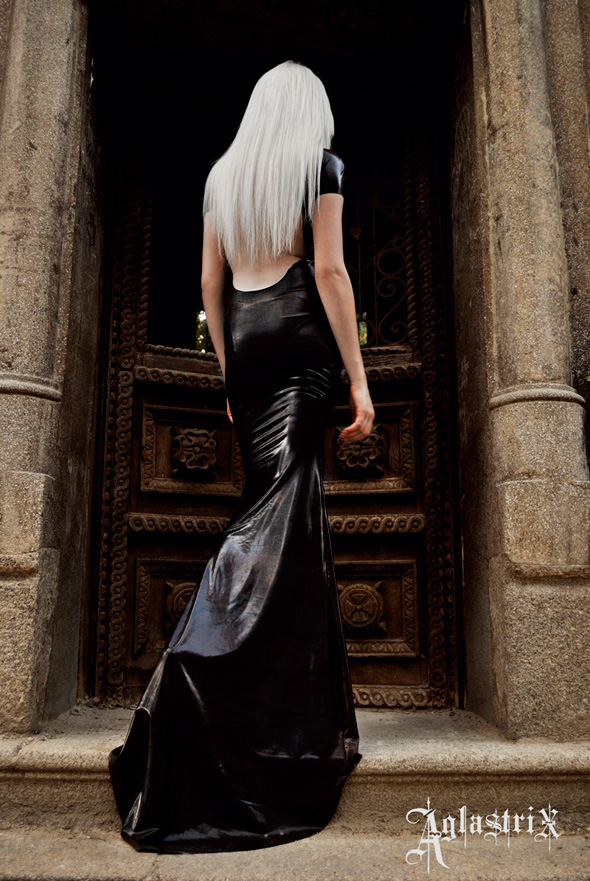 AglaStrix: Ekstravagantna crna haljina