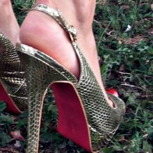Zlatne sandale Paris Hilton