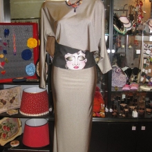 Foxy Lady: Elegantna haljina uz pojas i ogrlicu kao detalje