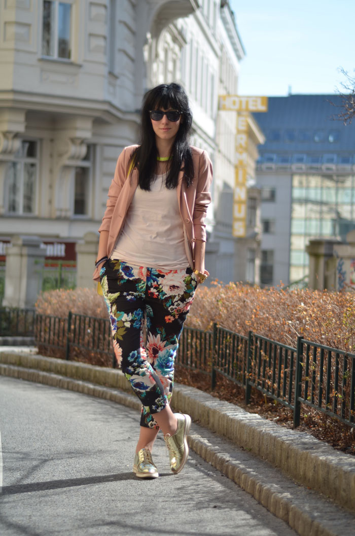H&M: Cvetne pantalone