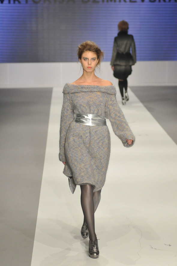 Viktorija Džimrevksa: Pletena siva haljina