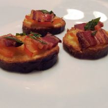 Bruschetta sa hrskavom slaninom