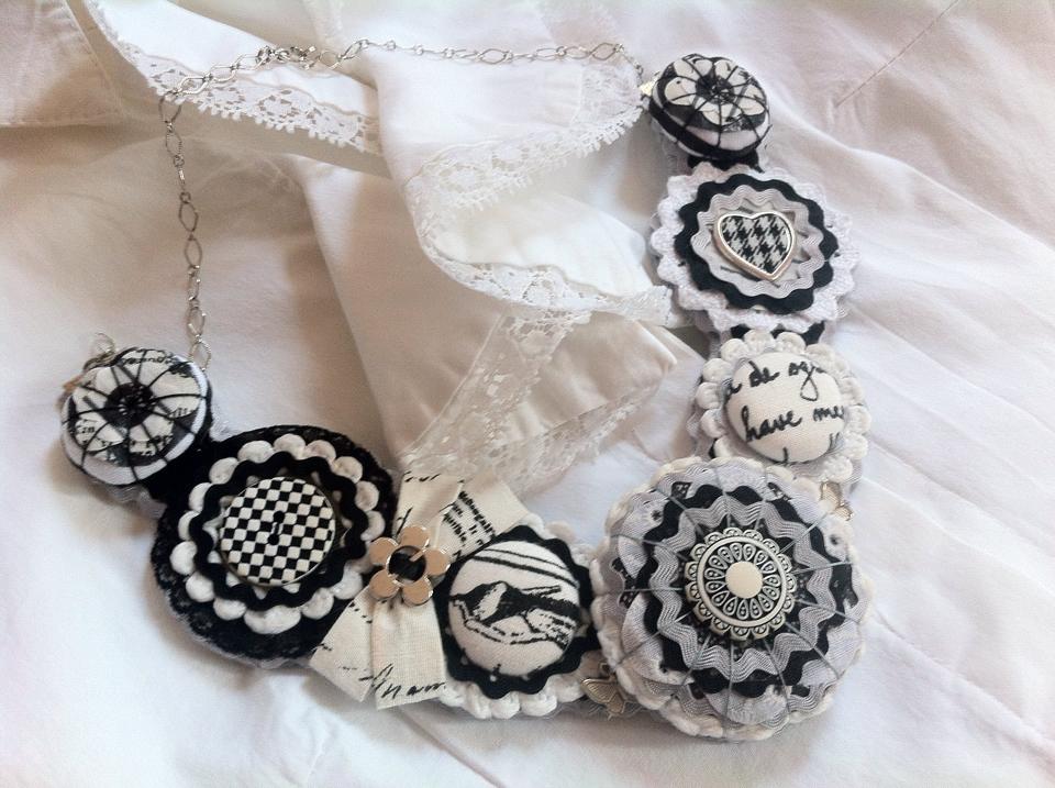 Silvija Avramov: Crno bela unikatna ogrlica
