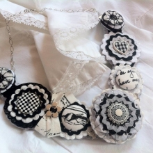 Silvija Avramov: Crno bela unikatna ogrlica